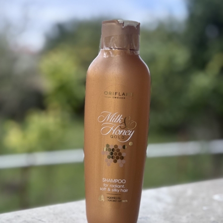 شامپو اوریفلیم مدل Milk & Honey Gold؛ ترکیبی طلایی برای موهایی نرم، براق و سالم