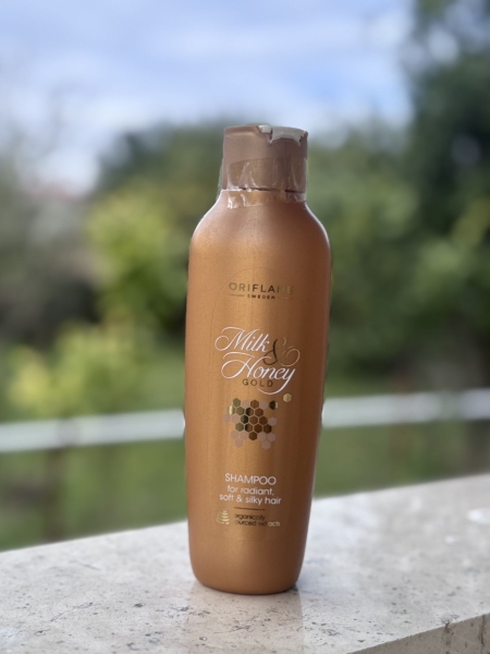شامپو اوریفلیم مدل Milk & Honey Gold؛ ترکیبی طلایی برای موهایی نرم، براق و سالم