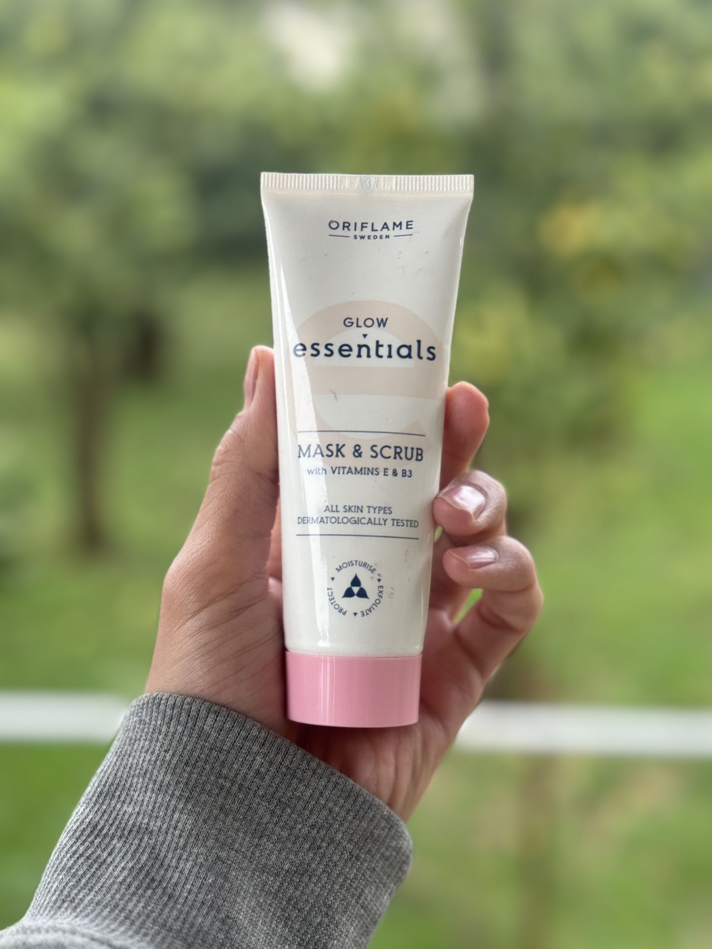 ماسک و اسکراب اوریفلیم مدل Glow Essentials – پاکسازی و آبرسانی عمیق پوست