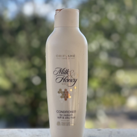 نرم‌کننده مو با عصاره شیر و عسل؛ تغذیه‌ای عمیق برای موهای شما