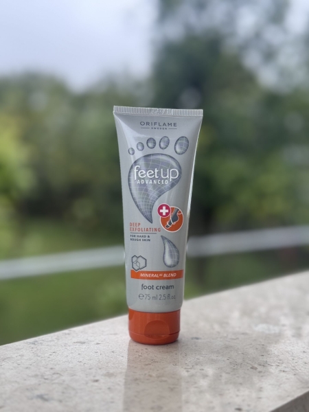 کرم ترک پا اوریفلیم مدل Feet Up Advanced – ترمیم‌کننده و لایه‌بردار قوی پوست پا