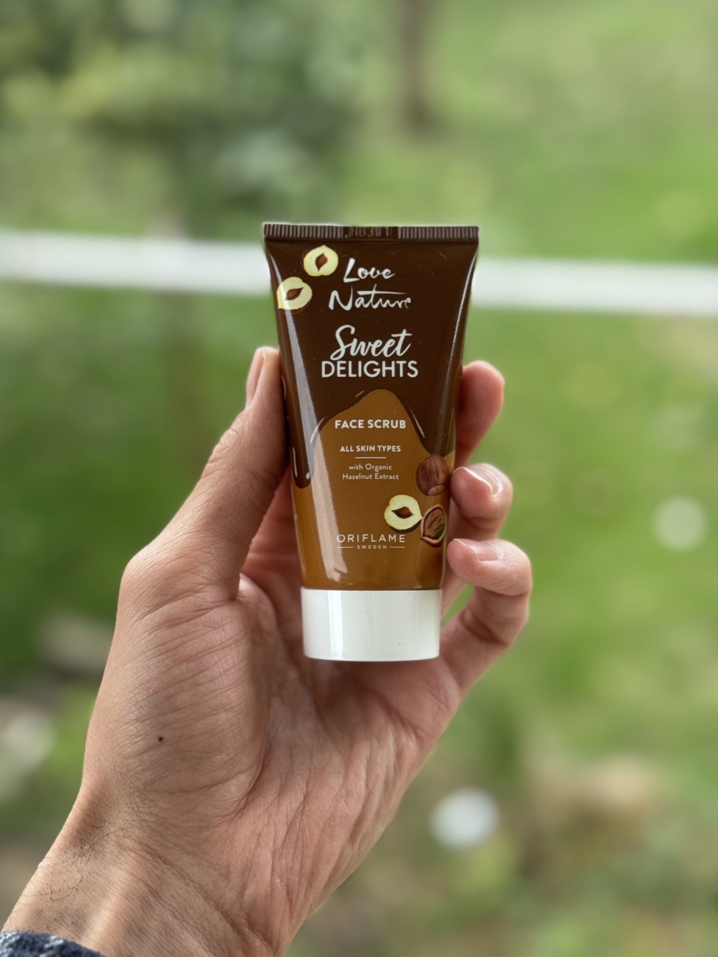 اسکراب صورت اوریفلیم مدل Sweet Delights با عصاره فندق – تجربه‌ای شیرین برای پوست شما