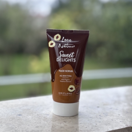 اسکراب صورت اوریفلیم مدل Sweet Delights با عصاره فندق – تجربه‌ای شیرین برای پوست شما