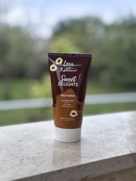 اسکراب صورت اوریفلیم مدل Sweet Delights با عصاره فندق – تجربه‌ای شیرین برای پوست شما