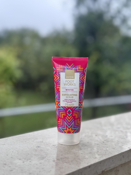 اسکراب لایه‌بردار پای آوون مدل Winter | نرم‌کننده و ترمیم‌کننده با رایحه پرتقال و دارچین