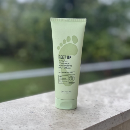 کرم مرطوب‌کننده پا اوریفلیم مدل Feet Up – آبرسان قوی با عصاره آووکادو و آلوئه‌ورا