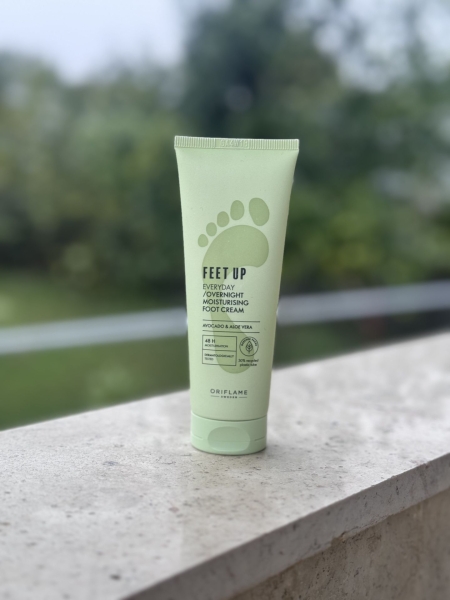 کرم مرطوب‌کننده پا اوریفلیم مدل Feet Up – آبرسان قوی با عصاره آووکادو و آلوئه‌ورا