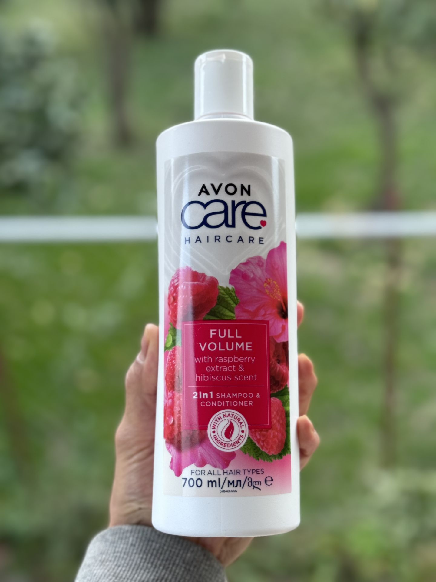 شامپو و نرمکننده 2 در 1 Avon Care مدل Full Volume با عصاره تمشک و رایحه هیبیسکوس